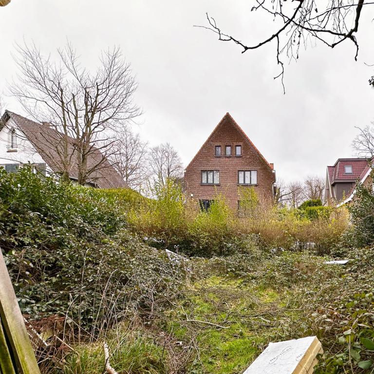 SOUS-OFFRE !! Lumineuse villa 4 façades avec garage et jardin - A rénover