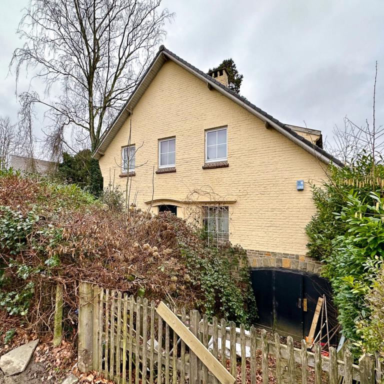 SOUS-OFFRE !! Lumineuse villa 4 façades avec garage et jardin - A rénover