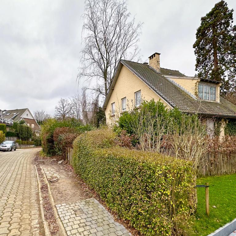 SOUS-OFFRE !! Lumineuse villa 4 façades avec garage et jardin - A rénover