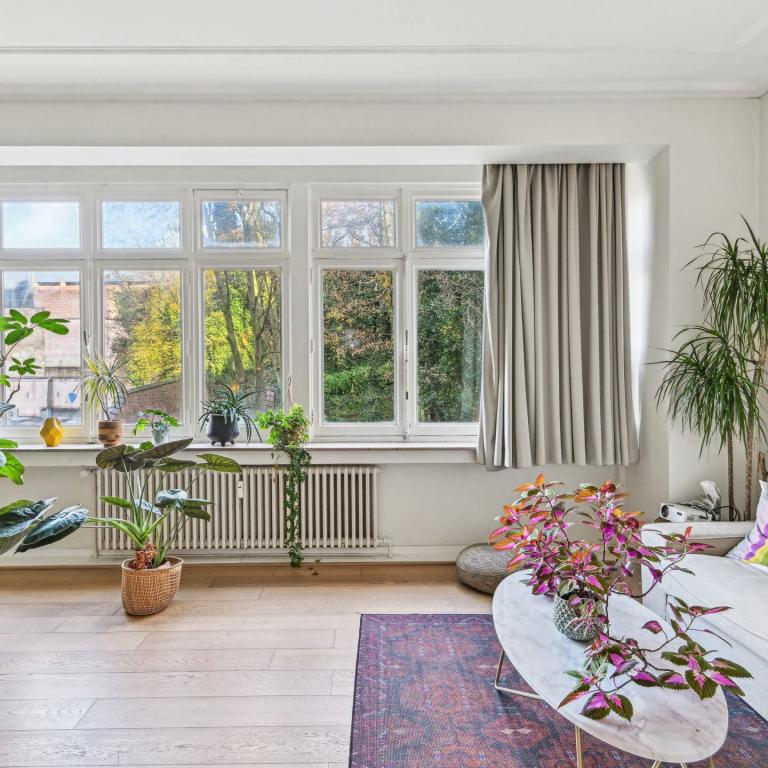 SOUS OFFRE !! Châtelain/ Louise: bel appartement/ studio  + jardin commun
