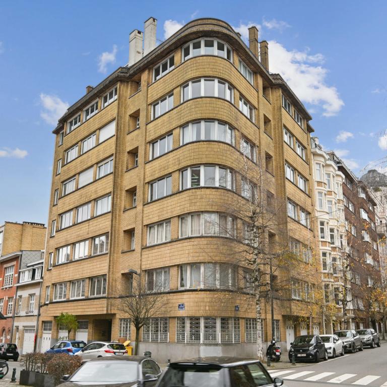 SOUS OFFER !! Place Brugmann: appartement 1 chambre avec balcon et garage