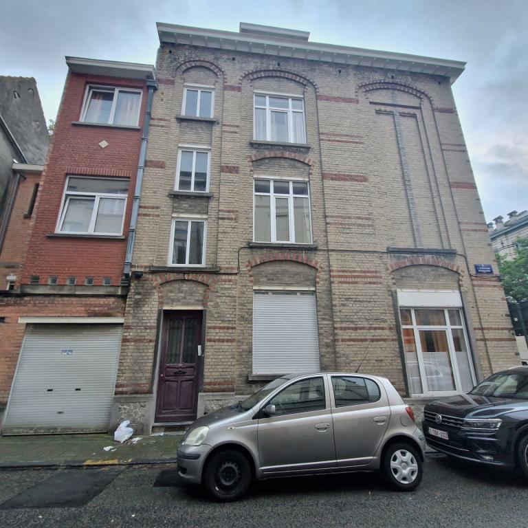 SOUS OFFRE Square Ambiorix - Maison de commerce + habitation: 4 unités