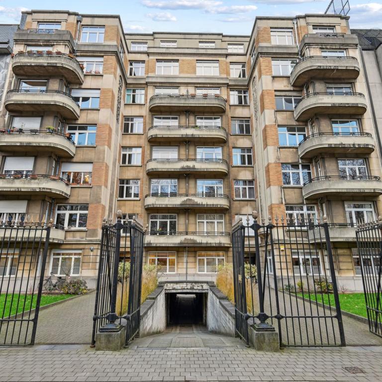 SOUS OFFRE Quartier EU: appartement de standing, terrasse, garage box