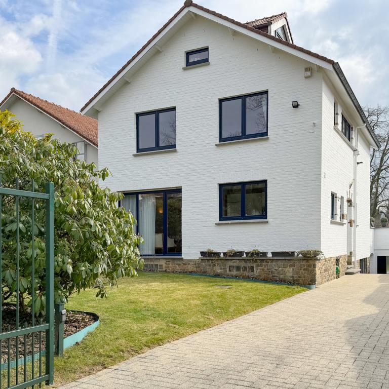 SOUS OFFRE !! Sapinière : Superbe maison 4 chambres, bureau + beau jardin 