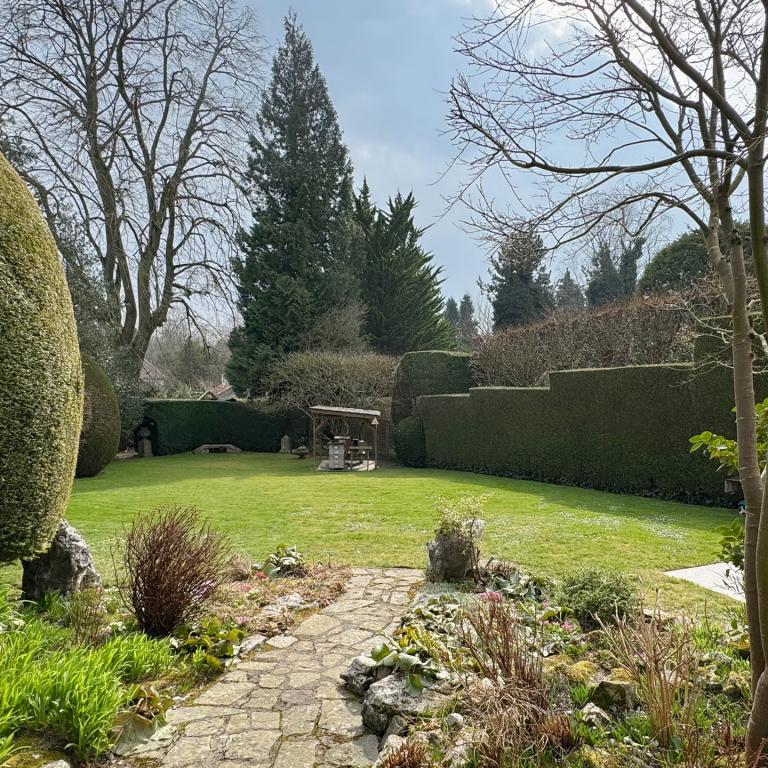 SOUS OFFRE !! Sapinière : Superbe maison 4 chambres, bureau + beau jardin 