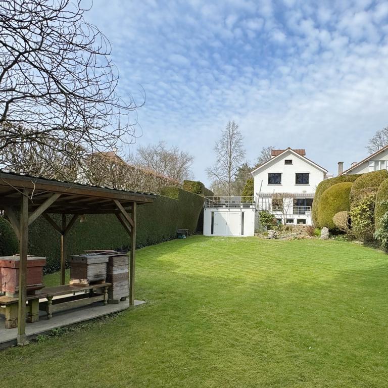 SOUS OFFRE !! Sapinière : Superbe maison 4 chambres, bureau + beau jardin 