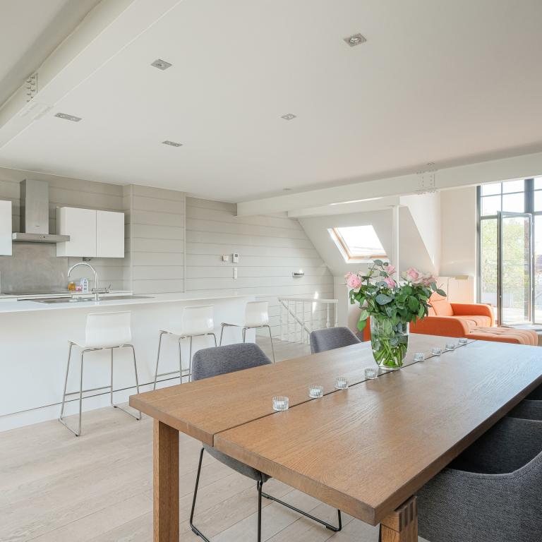 SOUS OFFRE !! Châtelain : Magnifique duplex penthouse rénové + terrasses