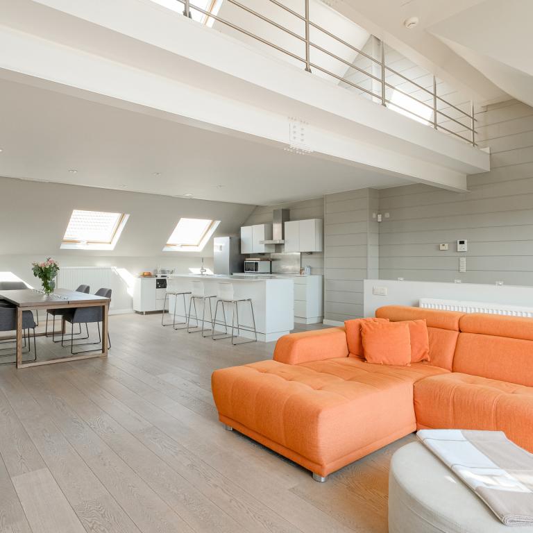 SOUS OFFRE !! Châtelain : Magnifique duplex penthouse rénové + terrasses