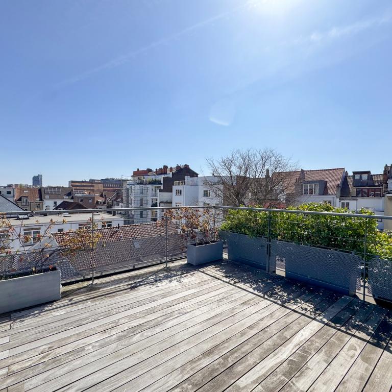 SOUS OFFRE !! Châtelain : Magnifique duplex penthouse rénové + terrasses