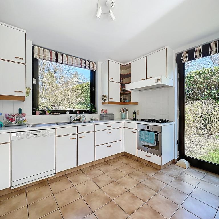 Bosveldweg : Superbe villa avec un vaste jardin + parking