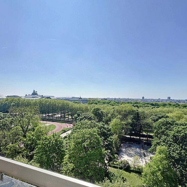 Cinquantenaire : Superbe penthouse + vue panoramique