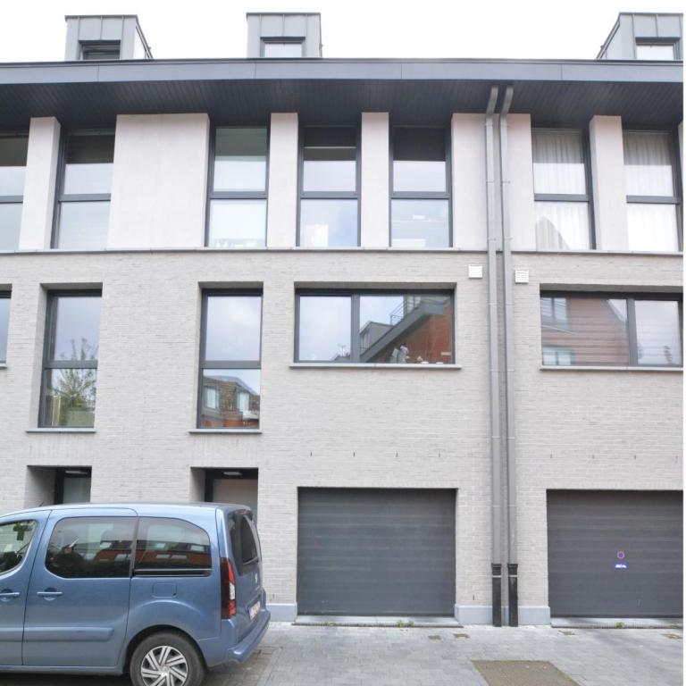 Saint-Job : Magnifique maison moderne de 4 chambres + jardin
