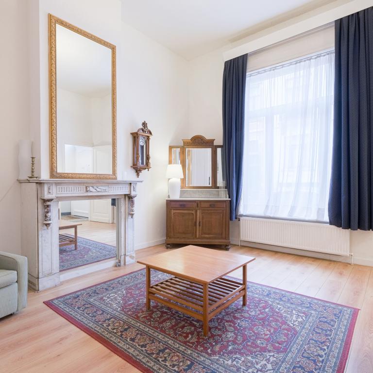 Cinquantenaire: maison de caractère 5/6 ch. 3 sdb et cour