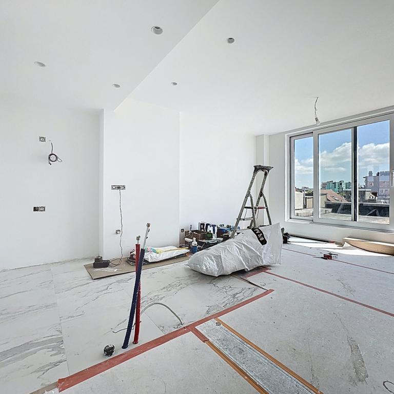 Quartier Molière, penthouse rénové 3 ch avec grande terrasse