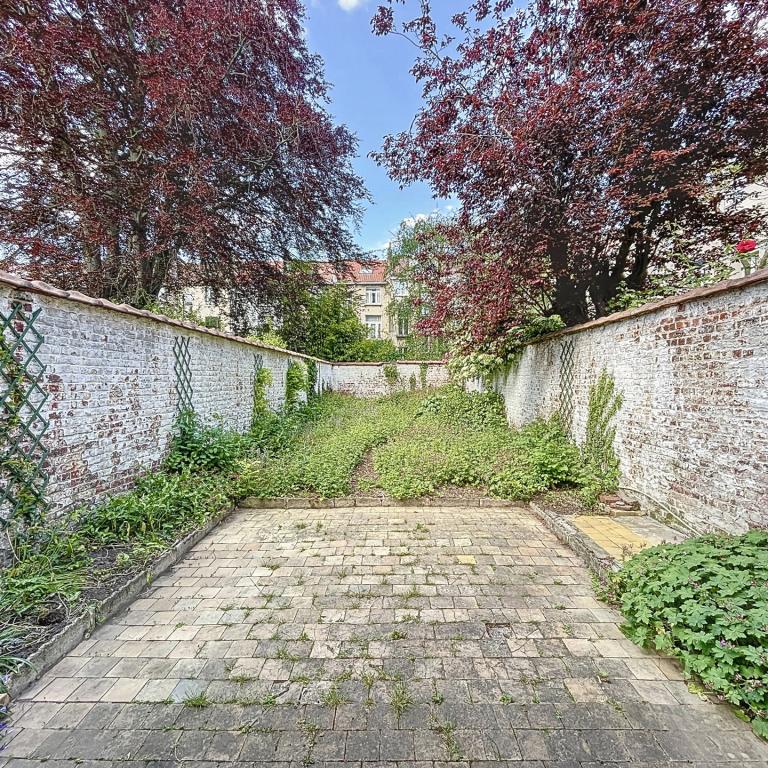 Pl. Brugmann : Beau rez-de-chaussée avec jardin 