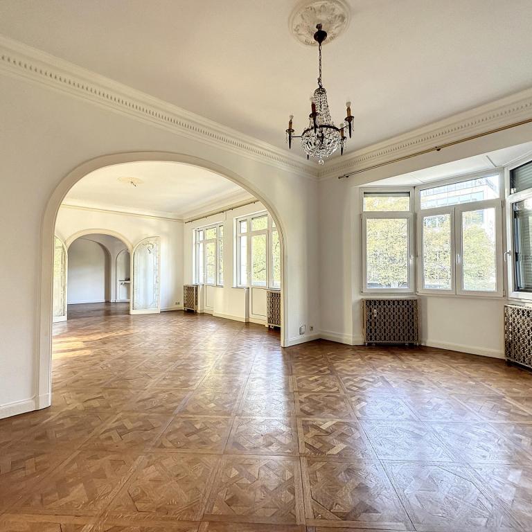 Louise/Châtelain : Somptueux appartement rénové 