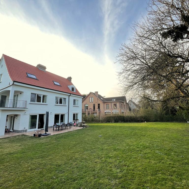 Uccle/Linkebeek : Belle villa rénovée de 4 ch.+ bureau 