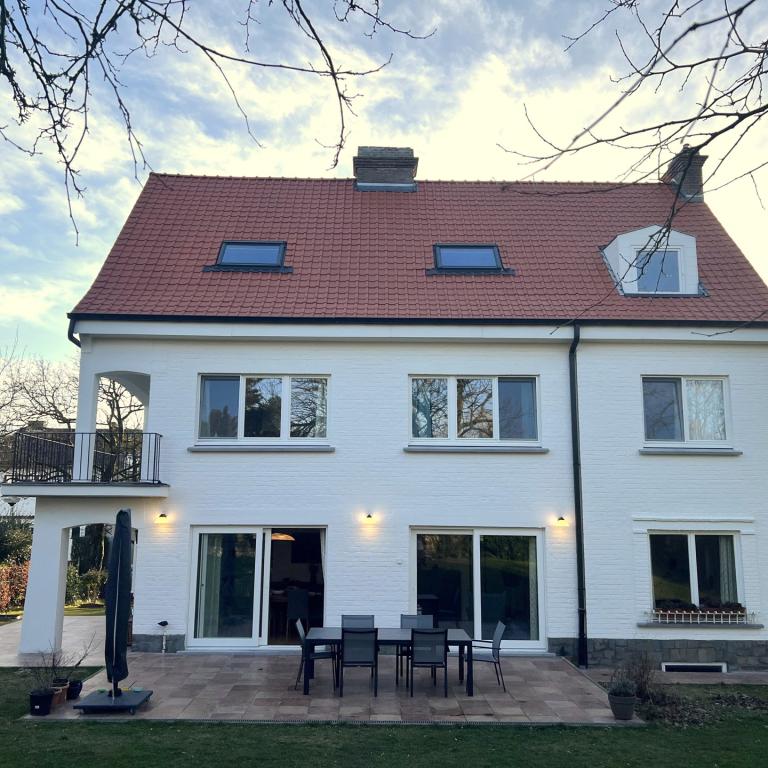 Uccle/Linkebeek : Belle villa rénovée de 4 ch.+ bureau 