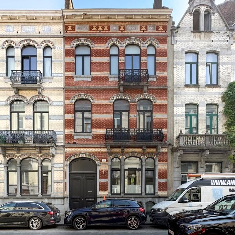 Châtelain:  Magnifique duplex rez-de-chaussée avec jardin