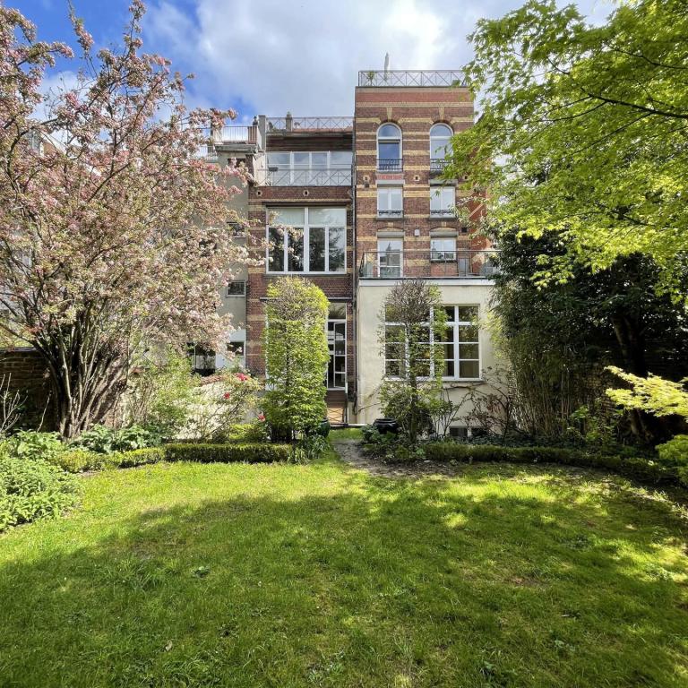 Châtelain/Stéphanie : Superbe duplex rdc avec jardin rénové
