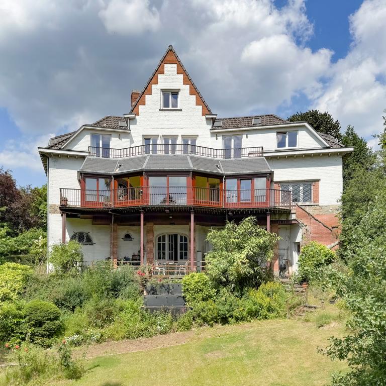 Béchet: magnifique villa, jardin sud, 2 garages, PEB B