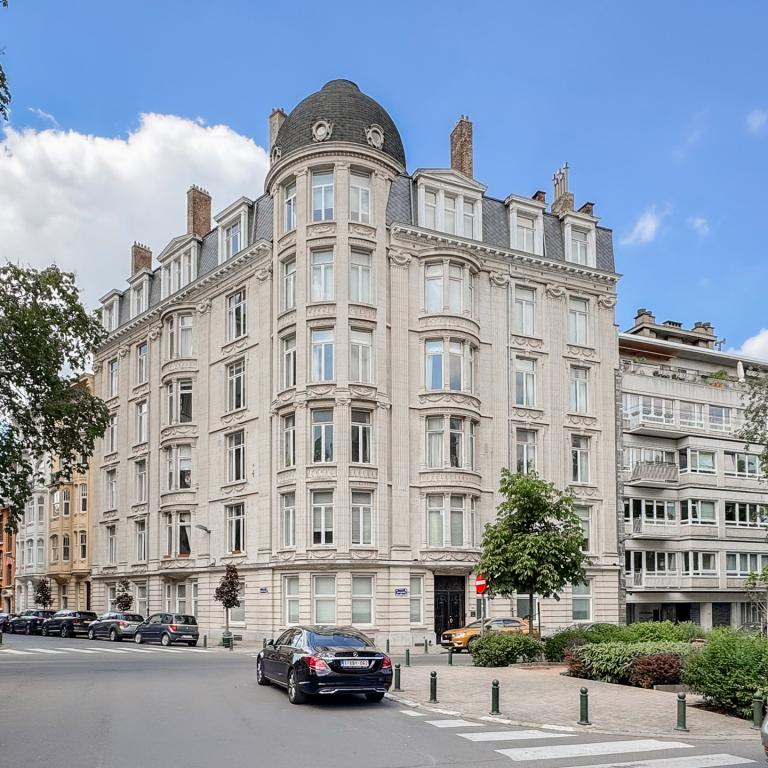 Place Brugmann : bel appartement rénové 4 chambres