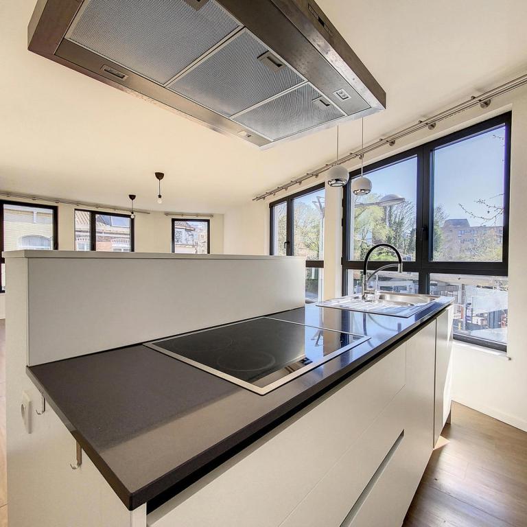 Triomphe : Bel appartement 2 chambres un immeuble récent