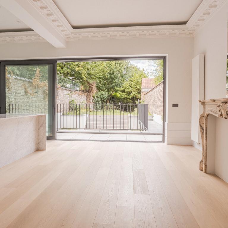 Stéphanie : Superbe rez 2 chambres + jardin remis à neuf 