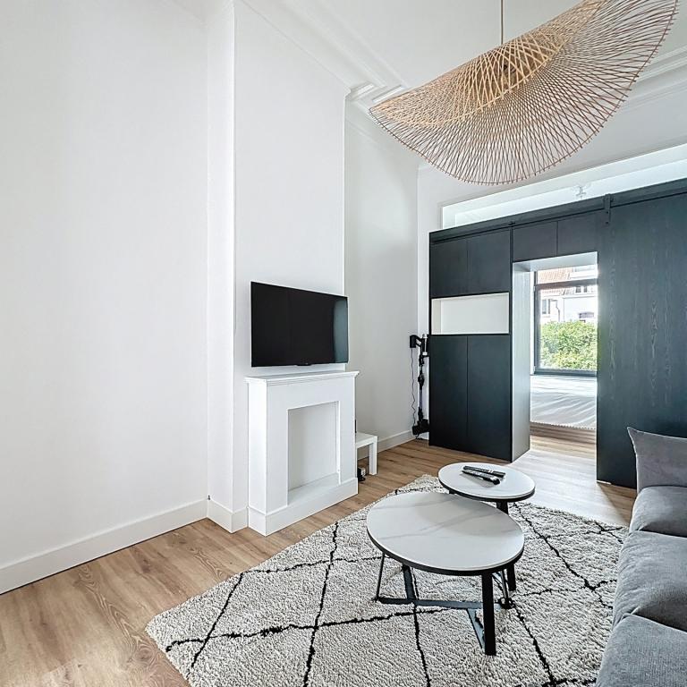 Square Ambiorix : Bel appartement meublé + balcon