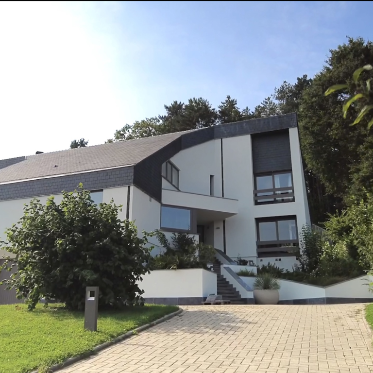 Villa d'exception avec piscine, terrain de tennis + 2 lots 