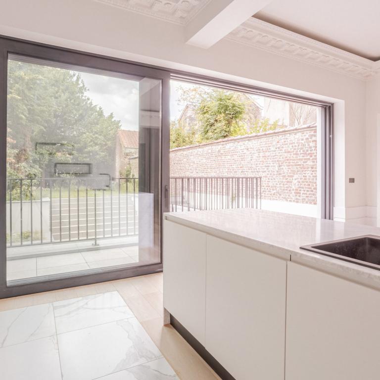 Stéphanie : Superbe rez 2 chambres + jardin remis à neuf 