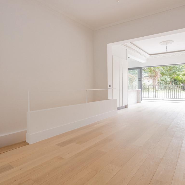Stéphanie : Superbe rez 2 chambres + jardin remis à neuf 