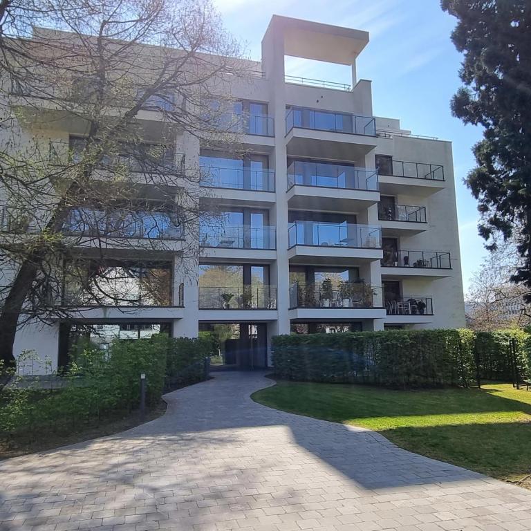 PARC WANSART, spacieux garage box fermé 1 voiture