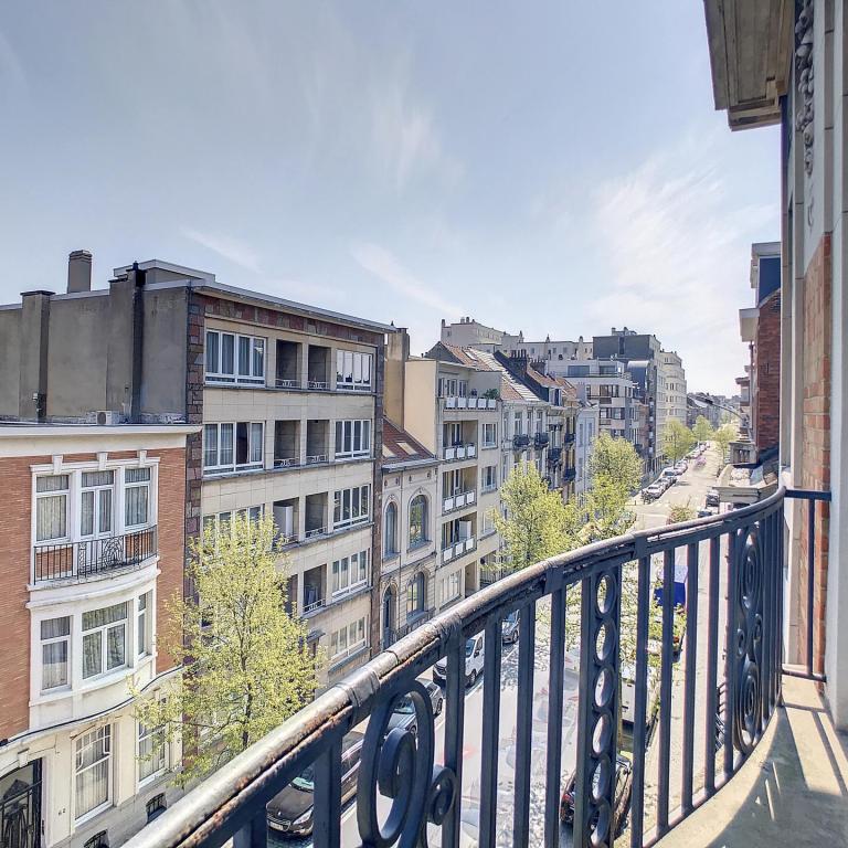 Ixelles : Lumineux appartement de 2 chambres + balcon