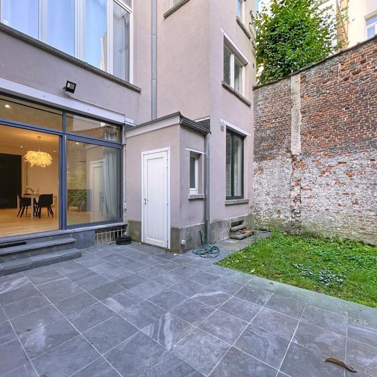 Place Poelaert : Beau rez-de-chaussée avec jardin meublé