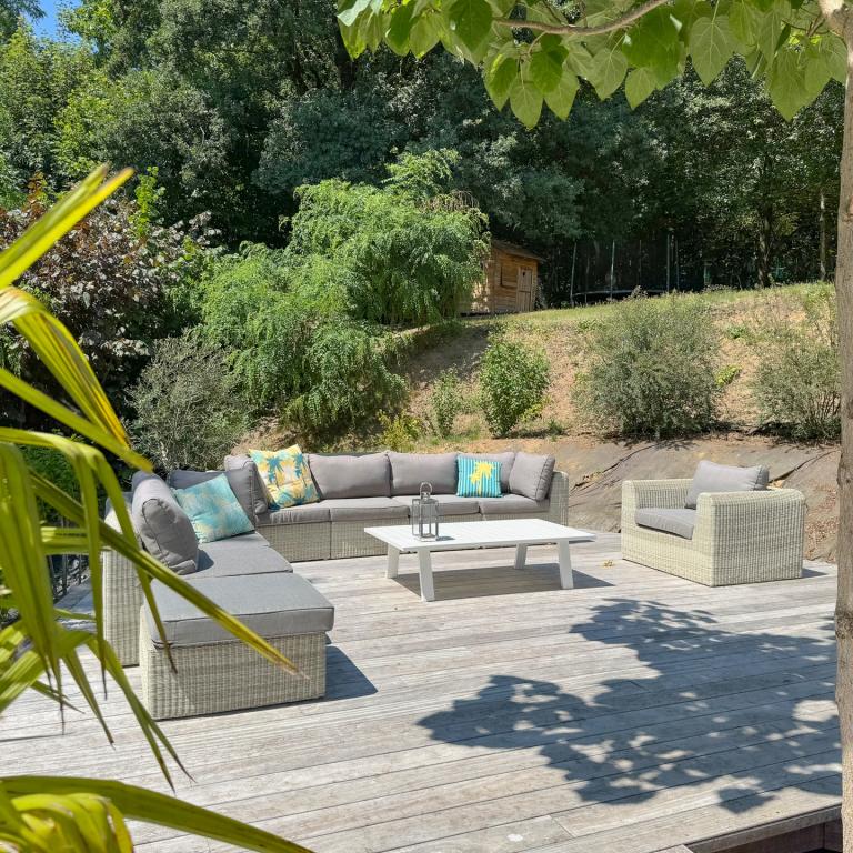 Villa contemporaine sur terrain de ± 27 ares avec piscine