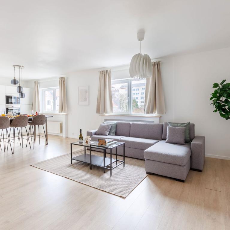 Cinquantenaire: bel appartement rénové, terrasse, parking
