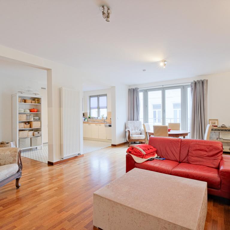 SOUS OFFRE ! Châtelain : Bel appartement 2 chambres + terrasse + parking