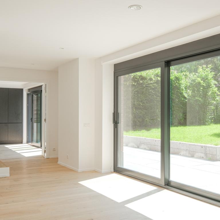 Saint-Job : Magnifique duplex RDC avec jardin neuf