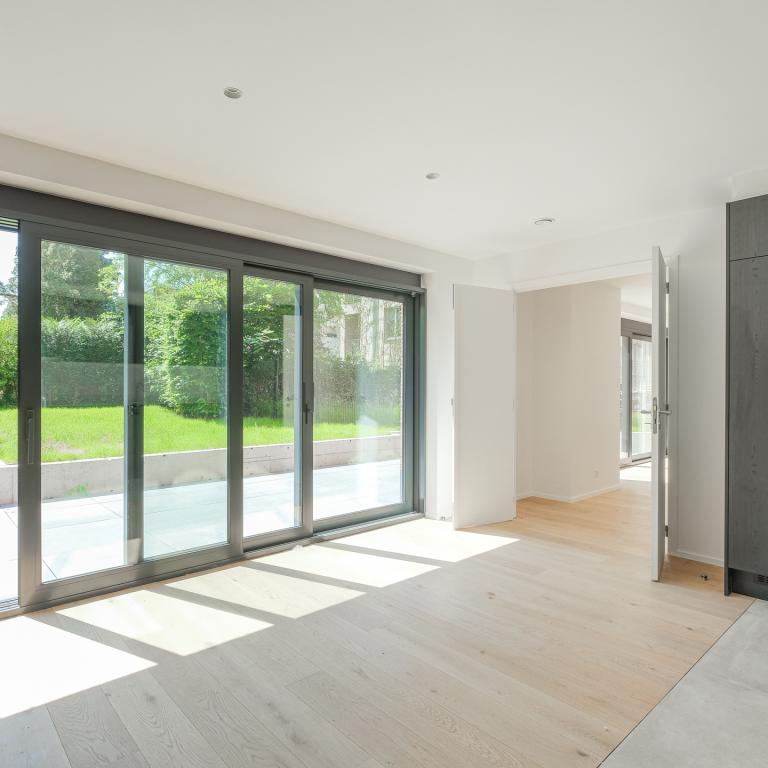 Saint-Job : Magnifique duplex RDC avec jardin neuf