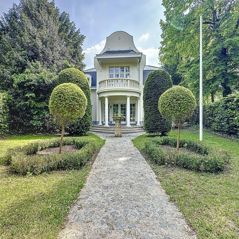 Saturne : Sublime villa avec vaste jardin + garage