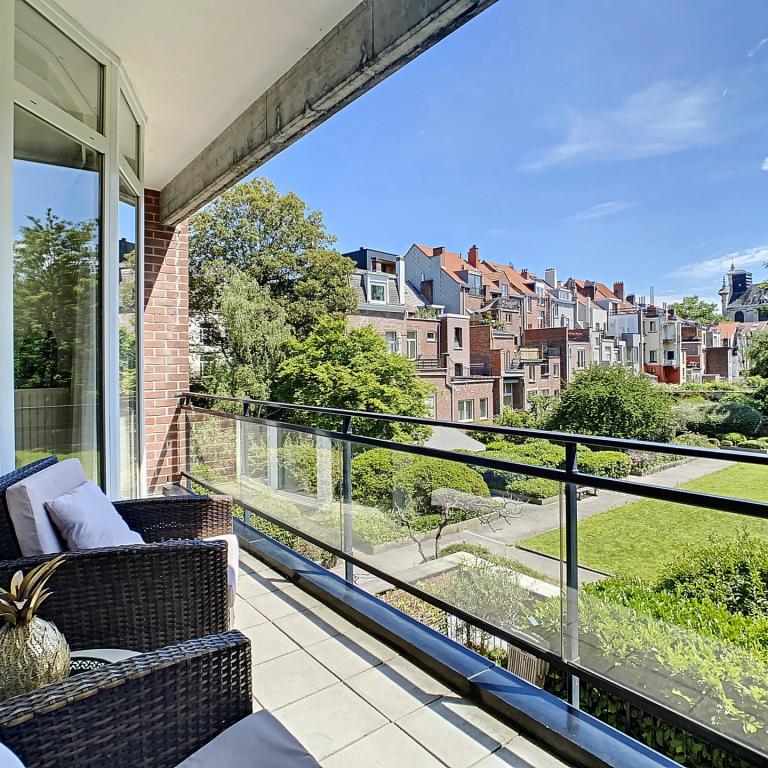 Louise/Châtelain : Bel appartement meublé + terrasse