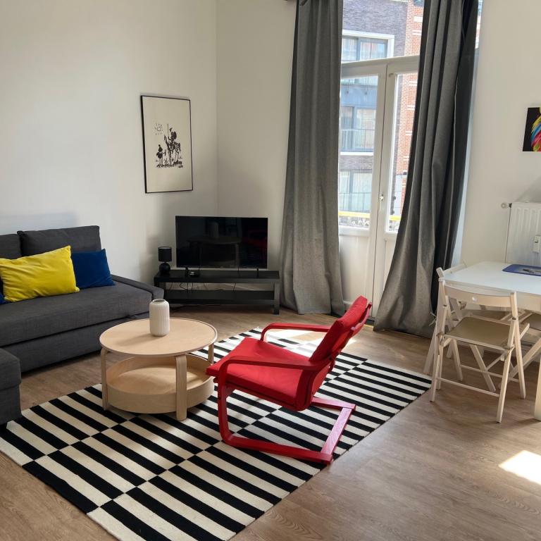 Quartier Européen: Bel appartement 1 chambre meublé, balcon