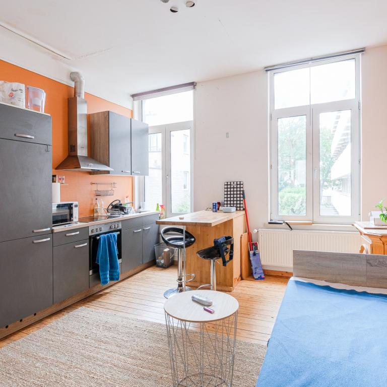 Pl. Louise: Immeuble de rapport rez commercial + 2 apparts