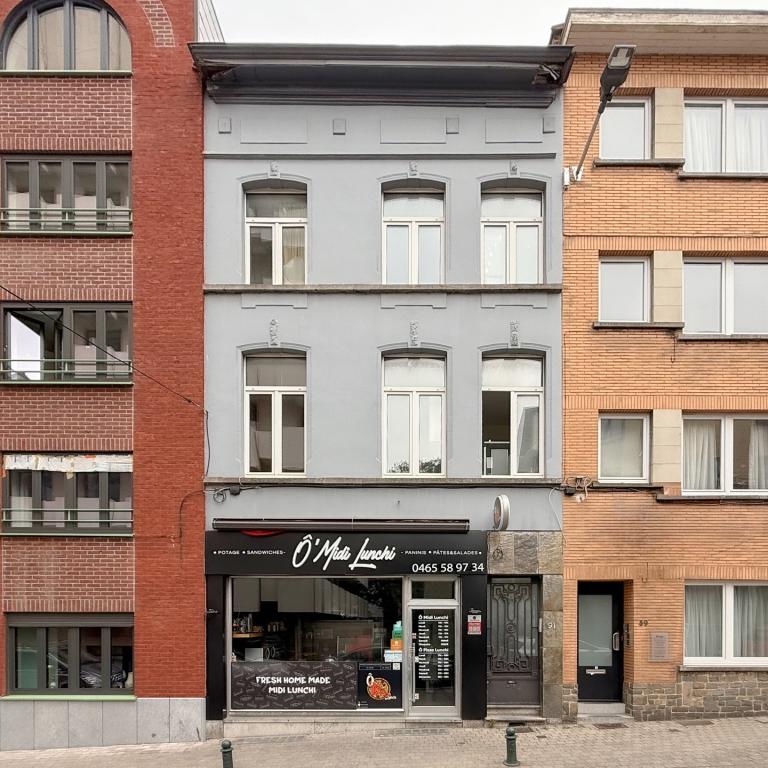 Pl. Louise: Immeuble de rapport rez commercial + 2 apparts