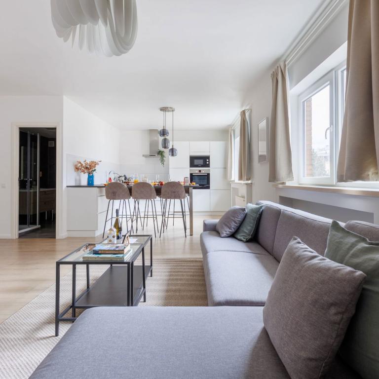 Cinquantenaire: bel appartement rénové, terrasse, parking