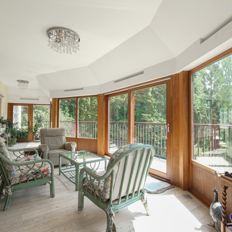 Béchet/Baron d'Huart: Magnifique villa, jardin sud, 2 garages