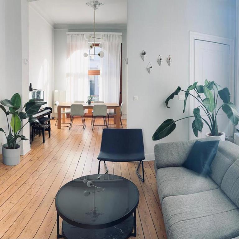 Cinquantenaire: maison rénovée terrasse 3ch., bur., dressing