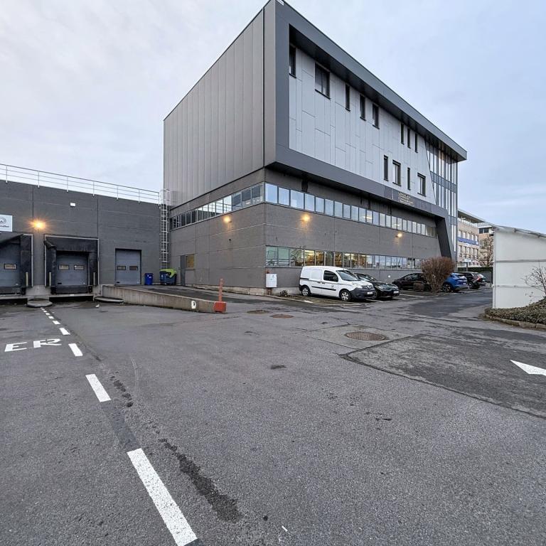 Forest / Drogenbos : Plateaux de bureaux ± 800 m² 
