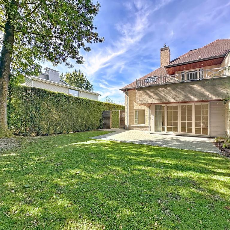 Dolez : Belle maison 3 façades + jardin + garage